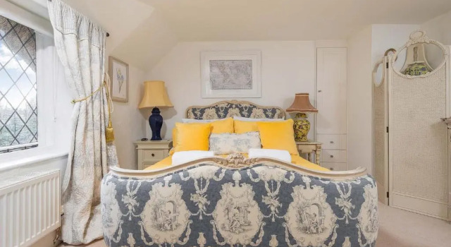 Forest Drove Cottage · Idyllic New Forest 6 Bedroom Thatched Cottage