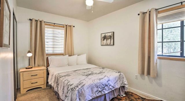 Hot Tub & Deck: Big Bear Gem Near Resorts!