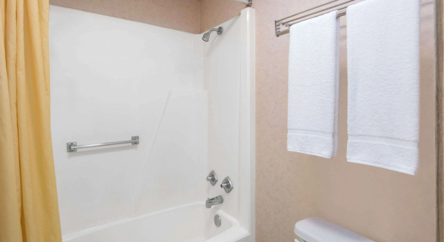 Четырёхместный номер Standard Knights Inn Canton