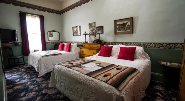 Четырёхместный номер Standard Red Garter Inn