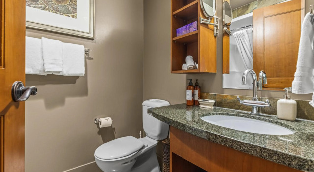 Fenwick Vacation Rental Sophisticated Mountain 2 Bedroom w Pool & Movie Theatre -, Prenota Hotel Canmore Alberta