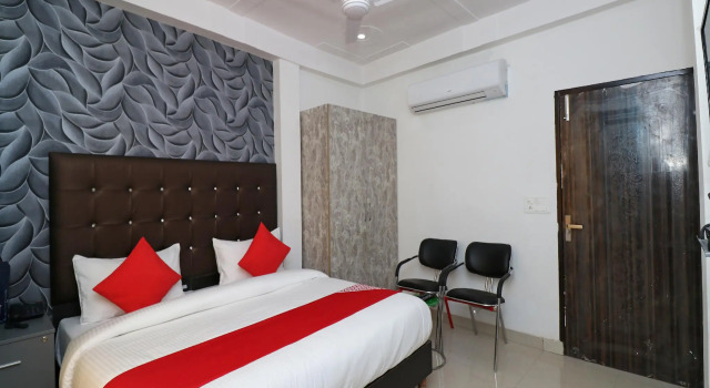 OYO 26119 Star Hotel, Забронировать Отель Гургаон Gurgaon Region, рядом с Apollo Tyres Ltd