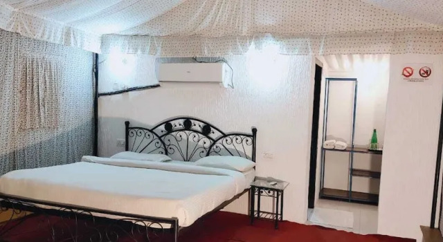Corbett Hunters (Previously known as Taarini Corbett), Boek Hotel Marchula 