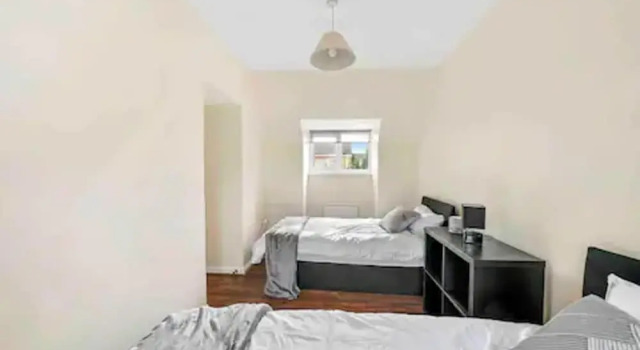 4 bed Townhouse- Free Parking, Varaa Huoneisto Asunnot kohteessa Merseyside, Huoneisto
