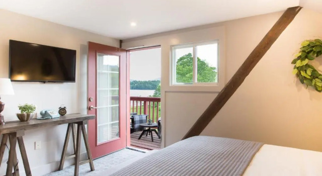 Номер Standard с видом на озеро Mountain Meadows Lodge