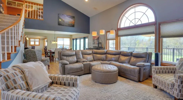 Коттедж с 6 комнатами с балконом Expansive Retreat on 5 Acres in Shakopee!