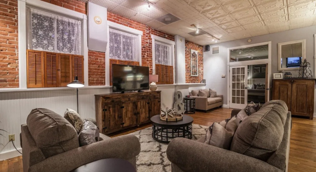 Коттедж Elegant Loft-style Retreat in Old Firehouse Alley