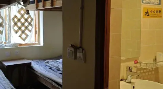 Кровать в общем номере (мужской номер) Up In The Air Youth Hostel