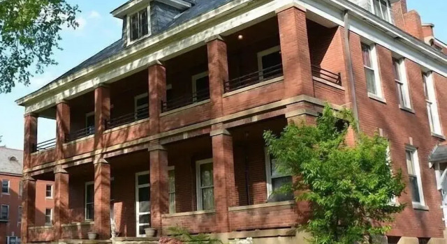Arcadia Academy, Book Bed and Breakfast Hoteller i Ironton med parkering, Parkering