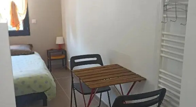 Bioty'Provence - chambre et SDB privées - à 4km de l'Isle sur la Sorgue - accès de 18h à 10h, Prenota Hotel Hotel a Alvernia con parcheggio, Parcheggio