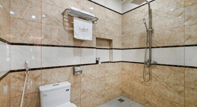 Кровать в общем номере Napoly Hotel