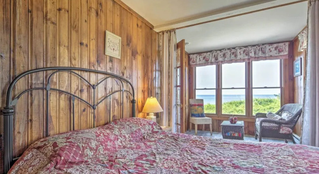 Fireplace + Sunroom! Oceanfront Cape Cod Cottage, Buchen Sie Ferienhaus  