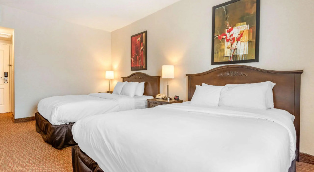 Четырёхместный номер Standard Village Inn & Suites