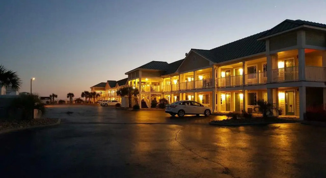 Islander Hotel & Resort, Забронировать Курортный отель Эмералд-Айл Северная Каролина