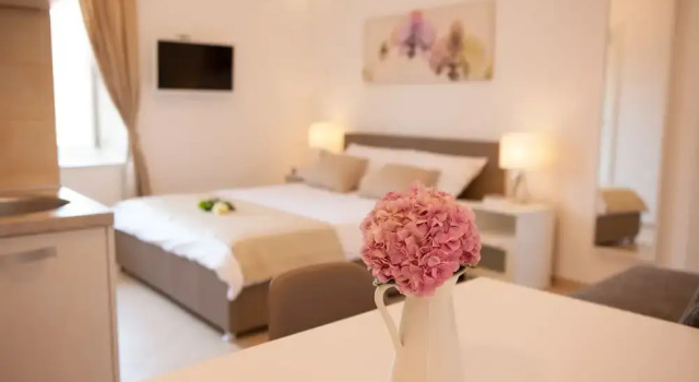 Split Summer Lounge Apartments