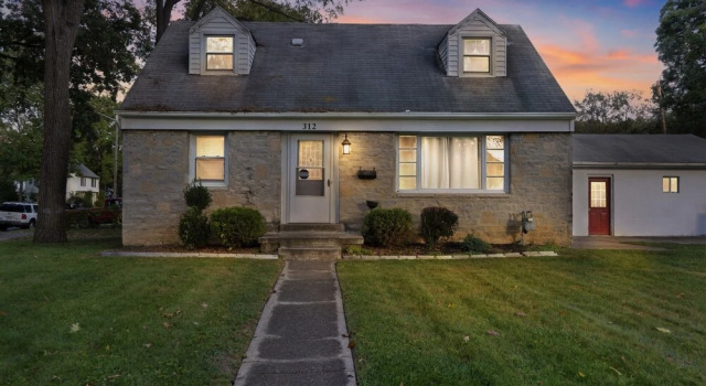 Charming Cape Cod Home - Just 15 Min From Downtown! 4 Bedroom Home by Redawning, Book Hotel Columbus Ohio