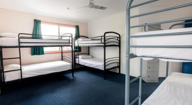 Кровать в общем номере Backpackers Inn On The Beach