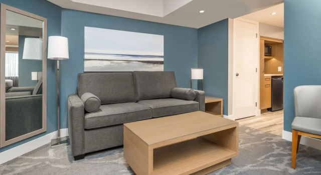 Двухместный люкс с балконом Coast Tsawwassen Inn