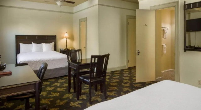 Четырёхместный номер Deluxe Finlen Hotel and Motor Inn