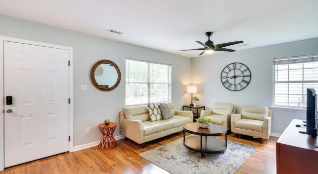 2 Mi to Dtwn Durham: Home Near Universities, Забронировать Дом для отпуска Дарем Raleigh-Durham Metropolitan Area, рядом с Mechanics &amp; Farmers Bank