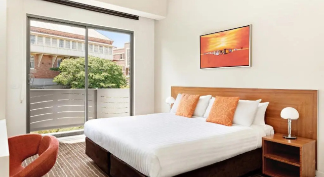 Номер Standard Mantra Charles Hotel