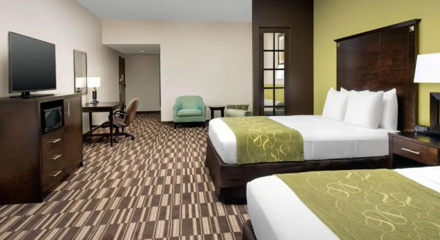 Четырёхместный номер Standard Comfort Suites Lake City