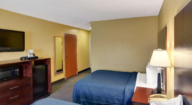 Четырёхместный номер Standard Quality Inn & Suites Grand Prairie South