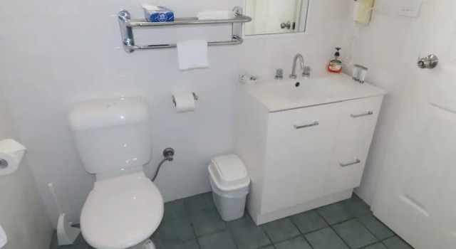 Пятиместная студия Deluxe Emu Point Motel