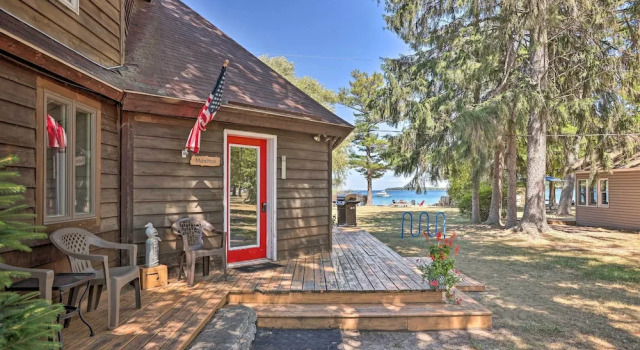 Коттедж с 5 комнатами с балконом < 1 Mi to Dtwn! Lakefront 'manitou Cottage'