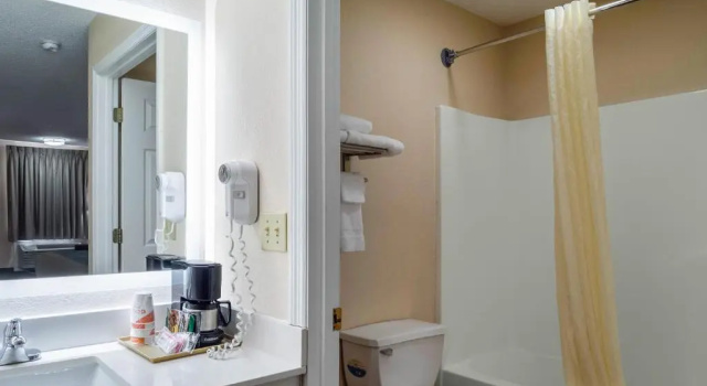Люкс Econo Lodge Inn & Suites Cayce I-26 Airport