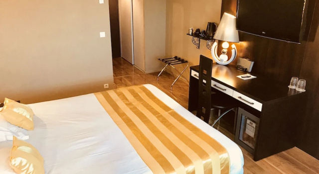Номер Luxury Grand Hôtel de Nîmes 4 étoiles