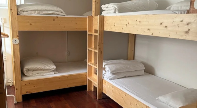 Кровать в общем номере Impact Beach House
