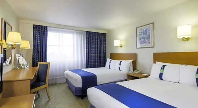 Четырёхместный номер Standard Holiday Inn London Brent Cross