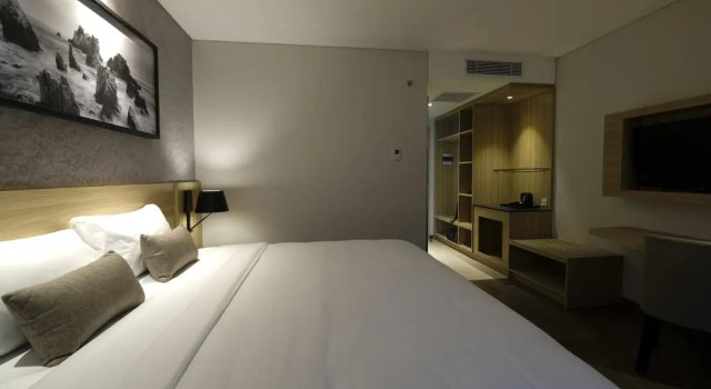 Camera Deluxe Hotel AYOLA Lippo Cikarang
