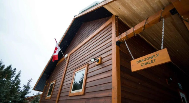 Cedar House Restaurant & Chalets, Buchen Sie Chalet Golden British Columbia