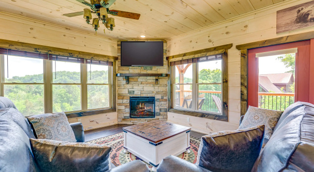 Misty Mountain Stop: Mountain Views, Hot Tub, Game Room, Theater Room