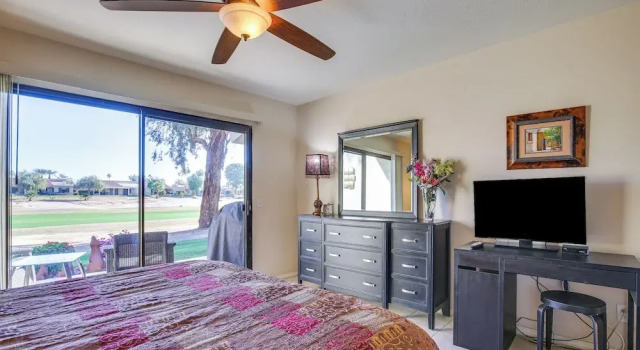 Palm Desert Condo w/ Patio & Golf Course Views!, Забронировать Апартаменты/квартира Отели Палм-Дезерт с парковкой, Парковка