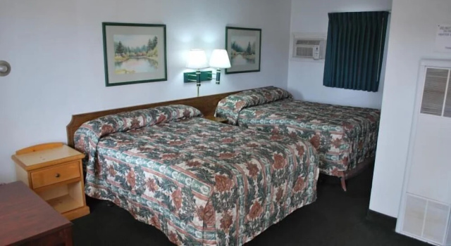 Четырёхместный номер Economy Plaza Inn