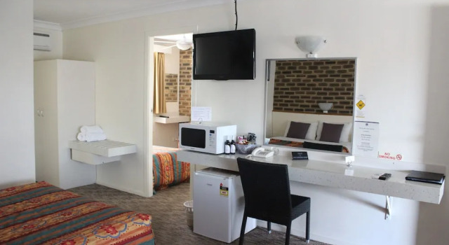 Номер Economy Top of the Town Motel