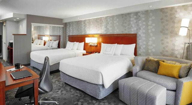 Четырёхместный номер Standard с балконом и с видом на внутренний двор Courtyard by Marriott Toronto Brampton