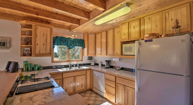 Коттедж Questa Home w/ Views - 13 Mi to Red River Skiing!