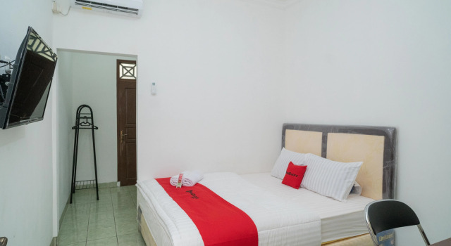 RedDoorz Near Bundaran Ciceri