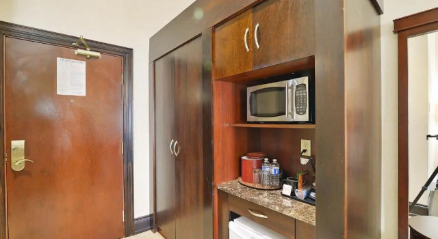 Четырёхместный номер Standard Woodbine Hotel & Suites