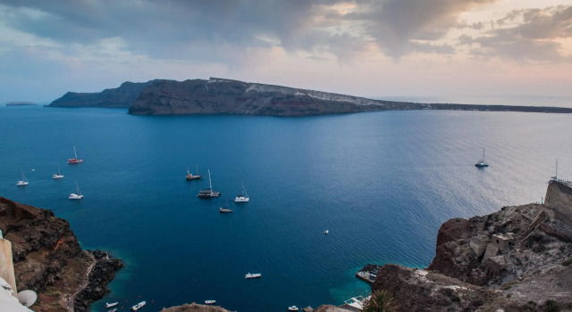 Вилла с видом на горы Hyperion Oia Suites