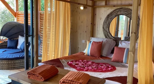 Cabanes Trésors de Campagne,spas privatifs, Book Hotel Villarzel-du-Razes Languedoc-Roussillon