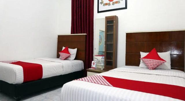OYO 956 Penginapan Eby, Rezerwuj Hotel Padang Sumatra