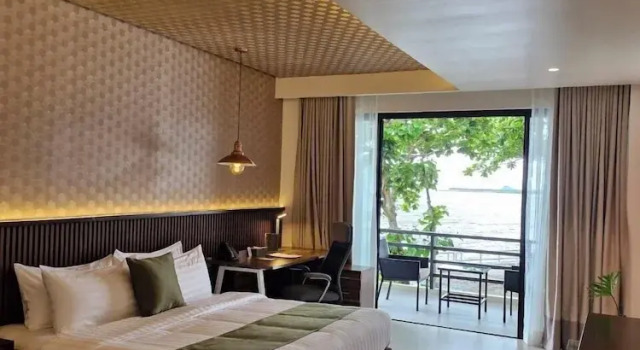 Люкс Executive The Tropics at MacArthur Park Resort and Convention Center
