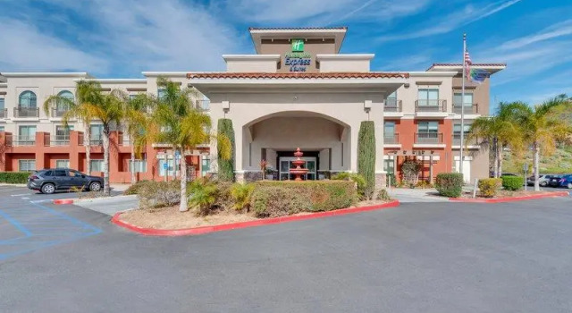 Двухместный номер Standard Holiday Inn Express Hotel & Suites Lake Elsinore by IHG