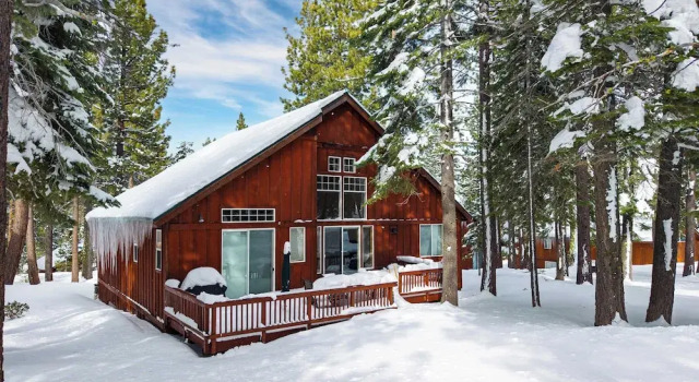 Коттедж Pinewood Lodge by Avantstay Cozy Cabin Near Ski Resorts & Hiking