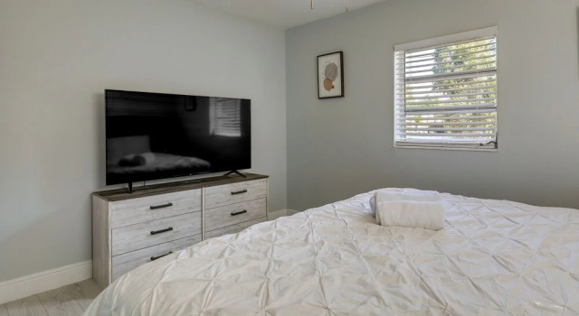 Tampa Home w/ Patio - 1 Mi to Busch Gardens!, Забронировать Дом для отпуска Отели Тампа с парковкой, рядом с Скайрайд, Парковка